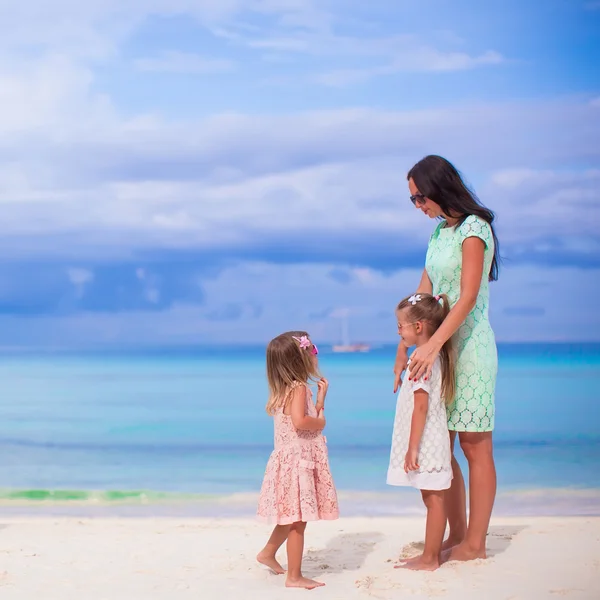 Young mother and her little daughters enjoy summer vacation — Stock Photo, Image