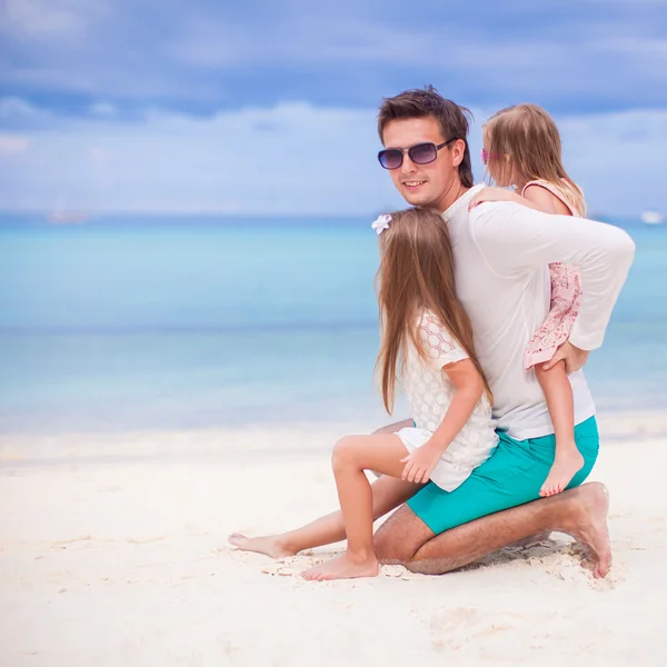 Pai feliz e suas filhas se divertem no dia ensolarado — Fotografia de Stock