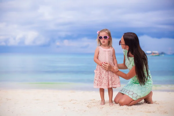 Little girl and mother during summer tropical vacation — Stock Photo, Image