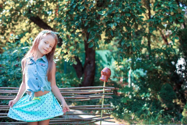 Чарівна маленька дівчинка на відкритому повітрі у дворі — стокове фото