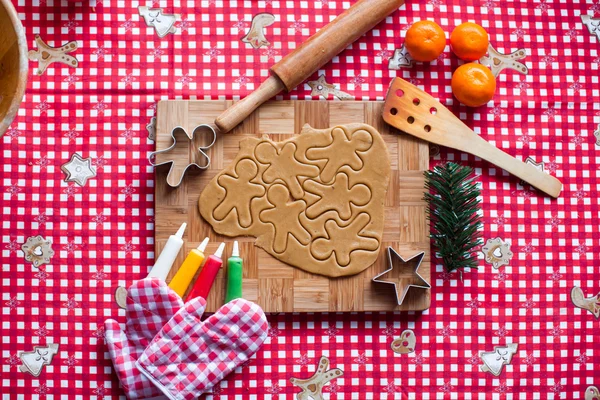 Primeros planos masa cruda para galletas de jengibre para Navidad en casa cocina —  Fotos de Stock