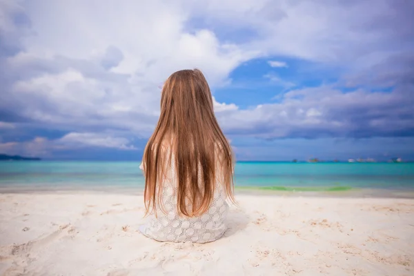 Красивая маленькая девочка во время пляжного отдыха на открытом воздухе — стоковое фото