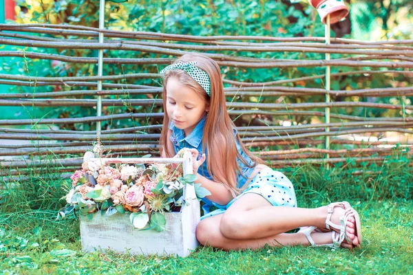 Aranyos kislány, szabadban, az udvaron — Stock Fotó
