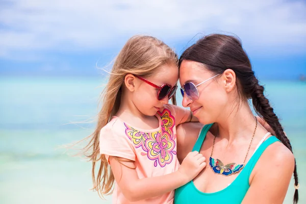 Niña y madre joven durante las vacaciones en la playa — Foto de Stock