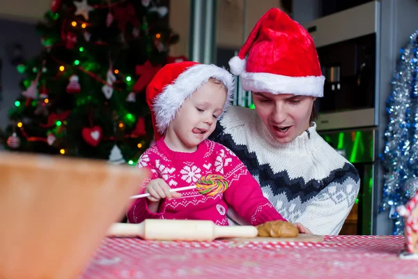 Cozimento familiar Biscoitos de Natal em casa cozinha — Fotografia de Stock