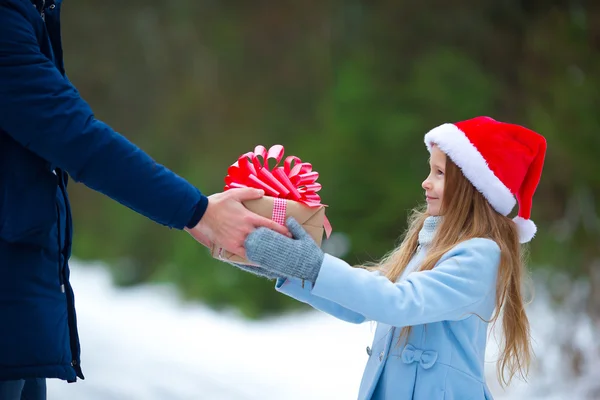 Adorable niña con regalo de caja de Navidad en invierno al aire libre —  Fotos de Stock