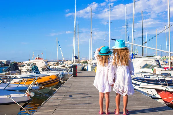 Adorabili bambine che camminano in porto durante la vazione estiva europea — Foto Stock