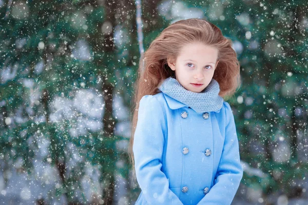 Bedårande liten flicka på vintern utomhus på Xmas eve — Stockfoto