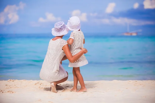 Familia feliz de mamá y niño en vacaciones de verano — Foto de Stock