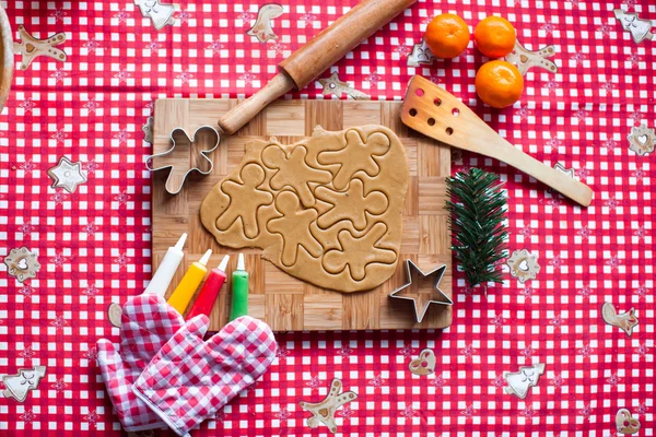 Christmas gingerbread cookies and molds for baking on Xmas eve — Stock Photo, Image