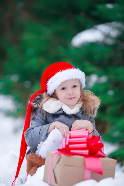 Regalo de la caja de Navidad en la mano de los niños en invierno al aire libre en Nochebuena —  Fotos de Stock
