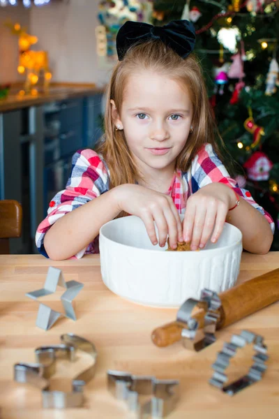 Entzückendes Kleinkind-Mädchen backt Weihnachtsplätzchen zu Hause — Stockfoto