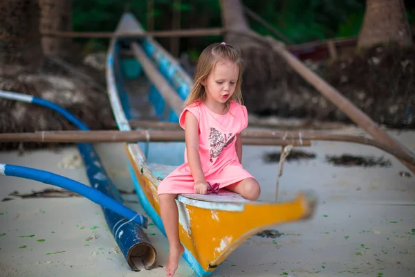 Adorable petite fille pendant les vacances à la plage s'amuser — Photo