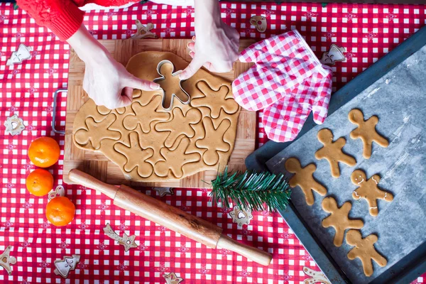 Massa crua para biscoitos de gengibre para o Natal na cozinha doméstica — Fotografia de Stock