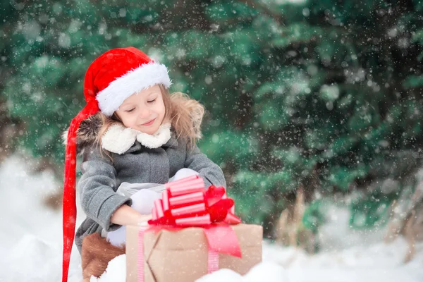 Petite fille avec cadeau de boîte de Noël en hiver en plein air la veille de Noël — Photo