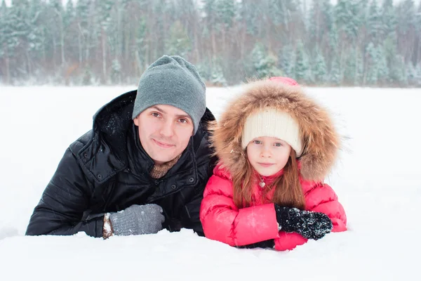 Familia feliz disfrutar de invierno día nevado — Foto de Stock