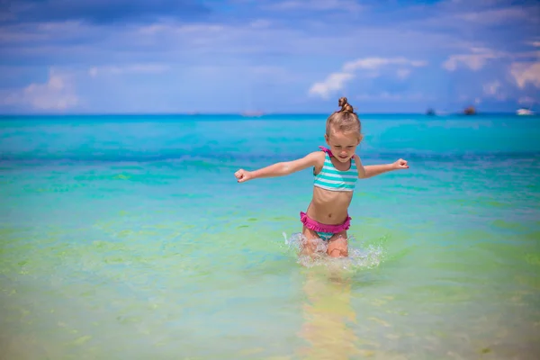 Adorable niña durante las vacaciones en la playa divirtiéndose —  Fotos de Stock