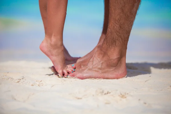 Gros plan père et petite fille pieds sur une plage tropicale — Photo