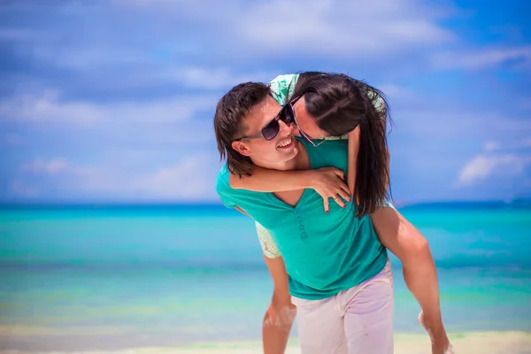 Jong gelukkig paar veel plezier tijdens strand vakantie — Stockfoto
