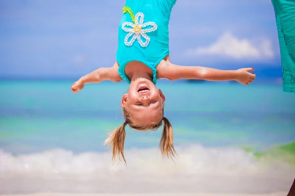Rozkošná holčička během beach dovolenou s fun — Stock fotografie