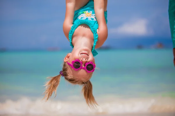 Rozkošná holčička během beach dovolenou s fun — Stock fotografie