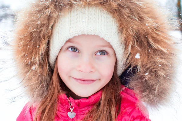 Retrato de pequena menina adorável na neve dia ensolarado de inverno — Fotografia de Stock