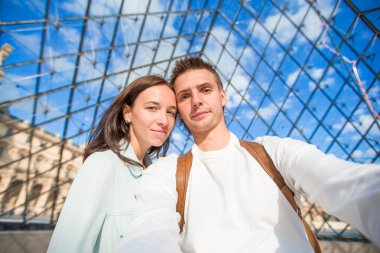Mutlu genç çift Paris 'te Avrupa tatilinde selfie çekiyor.