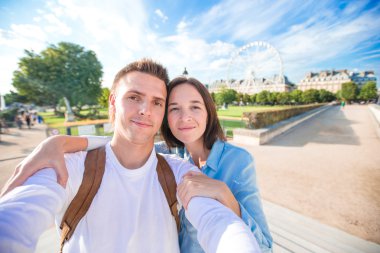 Mutlu genç çift Paris 'te Avrupa tatilinde selfie çekiyor.