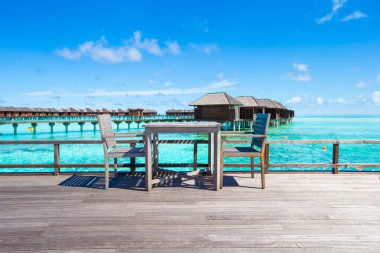 Yaz boş açık hava restoranında Hint Okyanusu'nda tropik ada