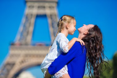 Mutlu aile Eyfel Kulesi Paris arka planda eğleniyor