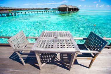 Yaz boş açık hava restoranında Hint Okyanusu'nda tropik ada