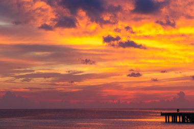 Tropik ada Maldivler Hint Okyanusu üzerinde güzel renkli gün batımı