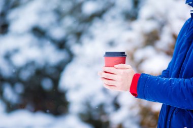 İçinde donmuş kış günü açık havada kahve içme Closeup adam