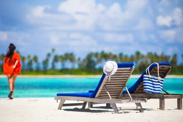 Estate concetto di vacanza-giovane donna godere di vacanza tropicale sull'isola esotica — Foto Stock