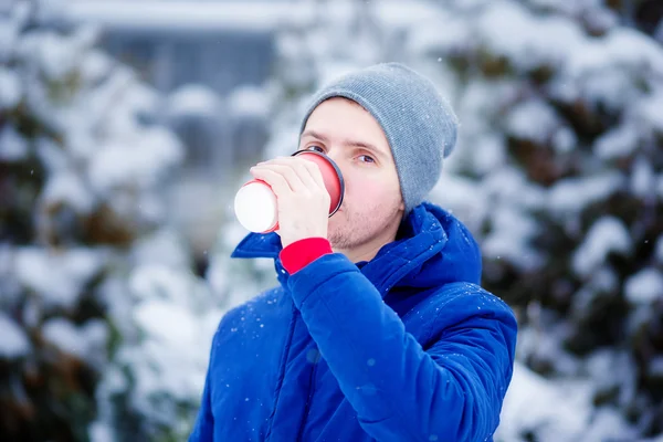 Joven caucásico hombre beber café en congelado invierno día al aire libre —  Fotos de Stock