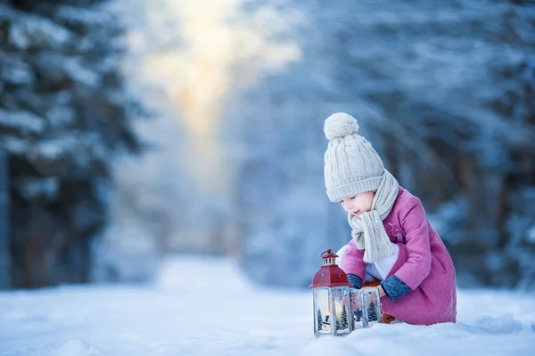 Urocze dziewczynki z latarka w zamarzniętym zimą na Boże Narodzenie na zewnątrz — Zdjęcie stockowe