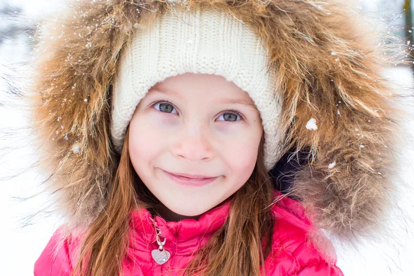 Πορτρέτο του αξιολάτρευτο κοριτσάκι στο χιόνι ηλιόλουστη χειμερινή ημέρα — Φωτογραφία Αρχείου
