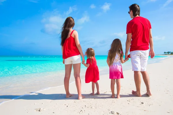 Happy family on white beach during summer vacation — Stock Photo, Image
