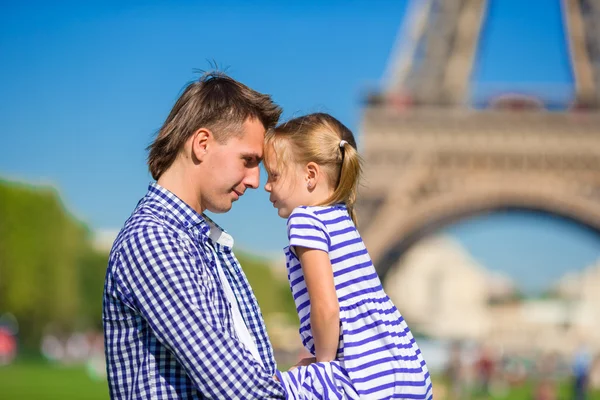 Pai e menina em Paris fundo Torre Eiffel. Francês férias de verão, viagens e conceito de pessoas . — Fotografia de Stock