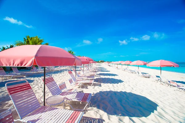 Beach chairs on exotic tropical white sandy beach — Stock Photo, Image