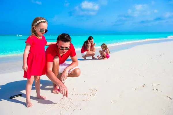 Lycklig familj på vita stranden under sommarlovet — Stockfoto