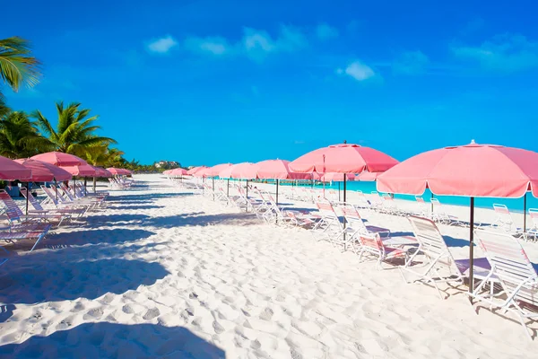 Praia exótica vazia e salões na ilha tropical exótica no mar do Caribe — Fotografia de Stock