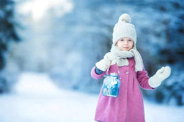 Entzückendes Mädchen mit Lampe und Kerze im Winter an Heiligabend im Freien — Stockfoto