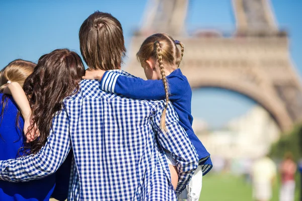 Boldog család, két gyerek, a párizsi Eiffel-torony közelében — Stock Fotó