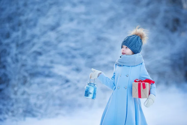 Adorable chica con lámpara y regalo de la caja de Navidad en invierno en Nochebuena al aire libre —  Fotos de Stock