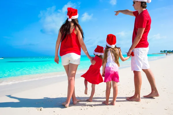 Onnellinen perhe valkoisella rannalla kesäloman aikana — kuvapankkivalokuva