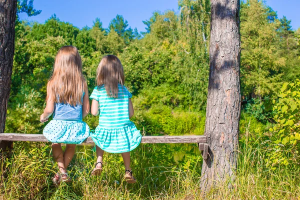 Niñas adorables al aire libre en la hora de verano —  Fotos de Stock