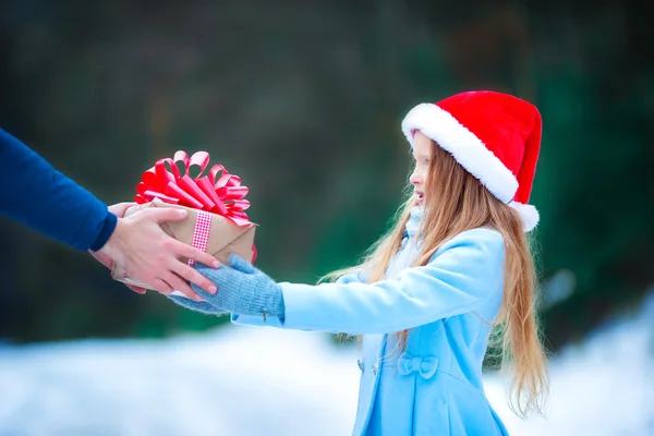 Concept de Noël. Petite fille donnant un cadeau de Nouvel An la veille de Noël — Photo