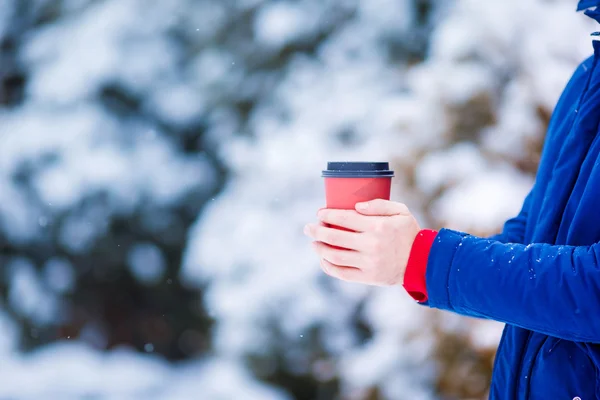 Primer plano hombre bebiendo café en invierno congelado día al aire libre —  Fotos de Stock