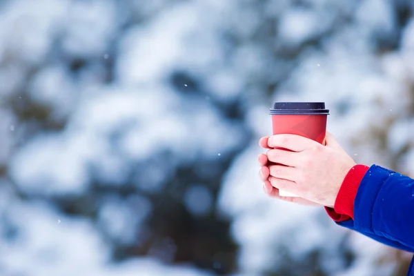 Primer plano hombre bebiendo café en invierno congelado día al aire libre —  Fotos de Stock